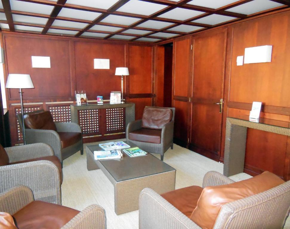 Logis Hotel Saint-Roch Pleumartin Esterno foto