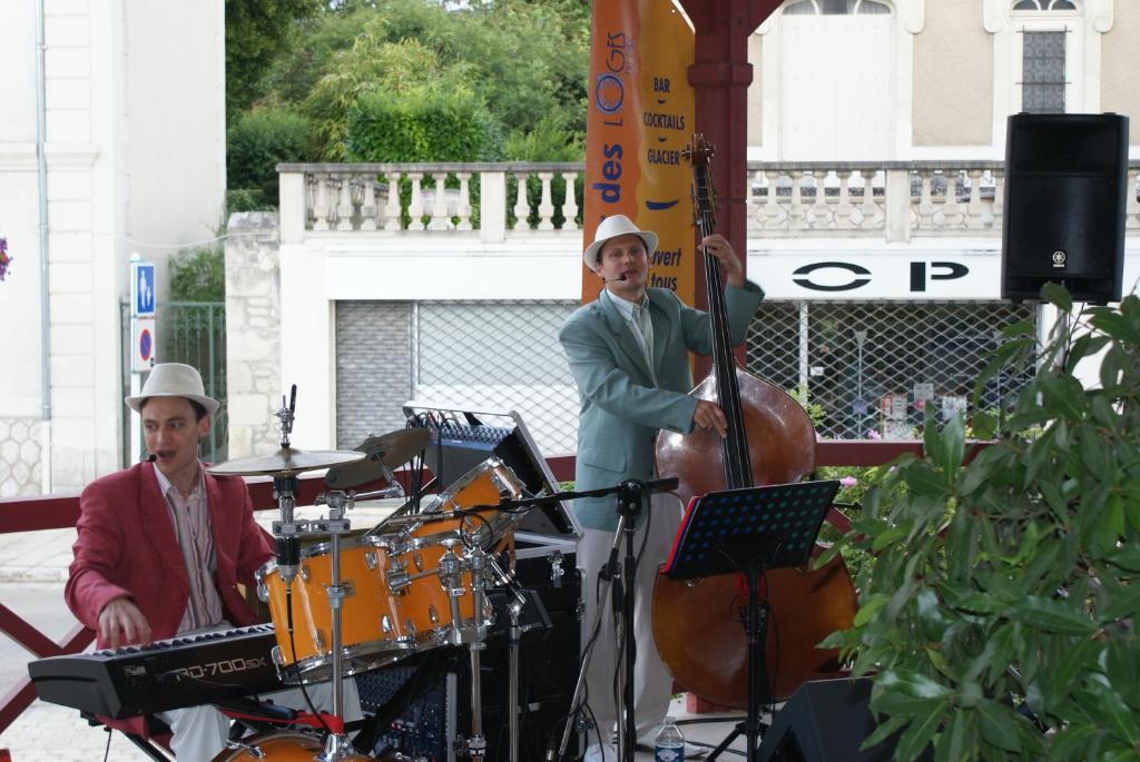 Logis Hotel Saint-Roch Pleumartin Esterno foto
