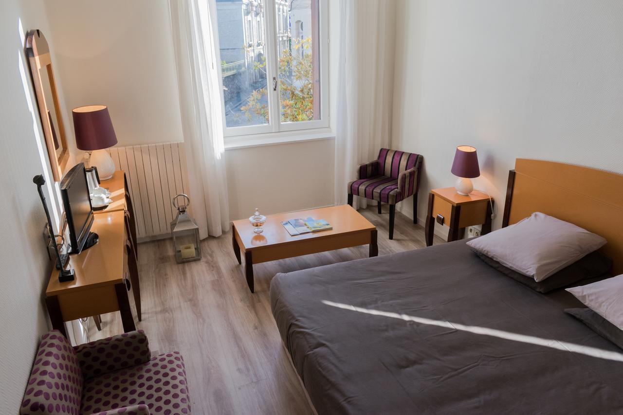 Logis Hotel Saint-Roch Pleumartin Esterno foto