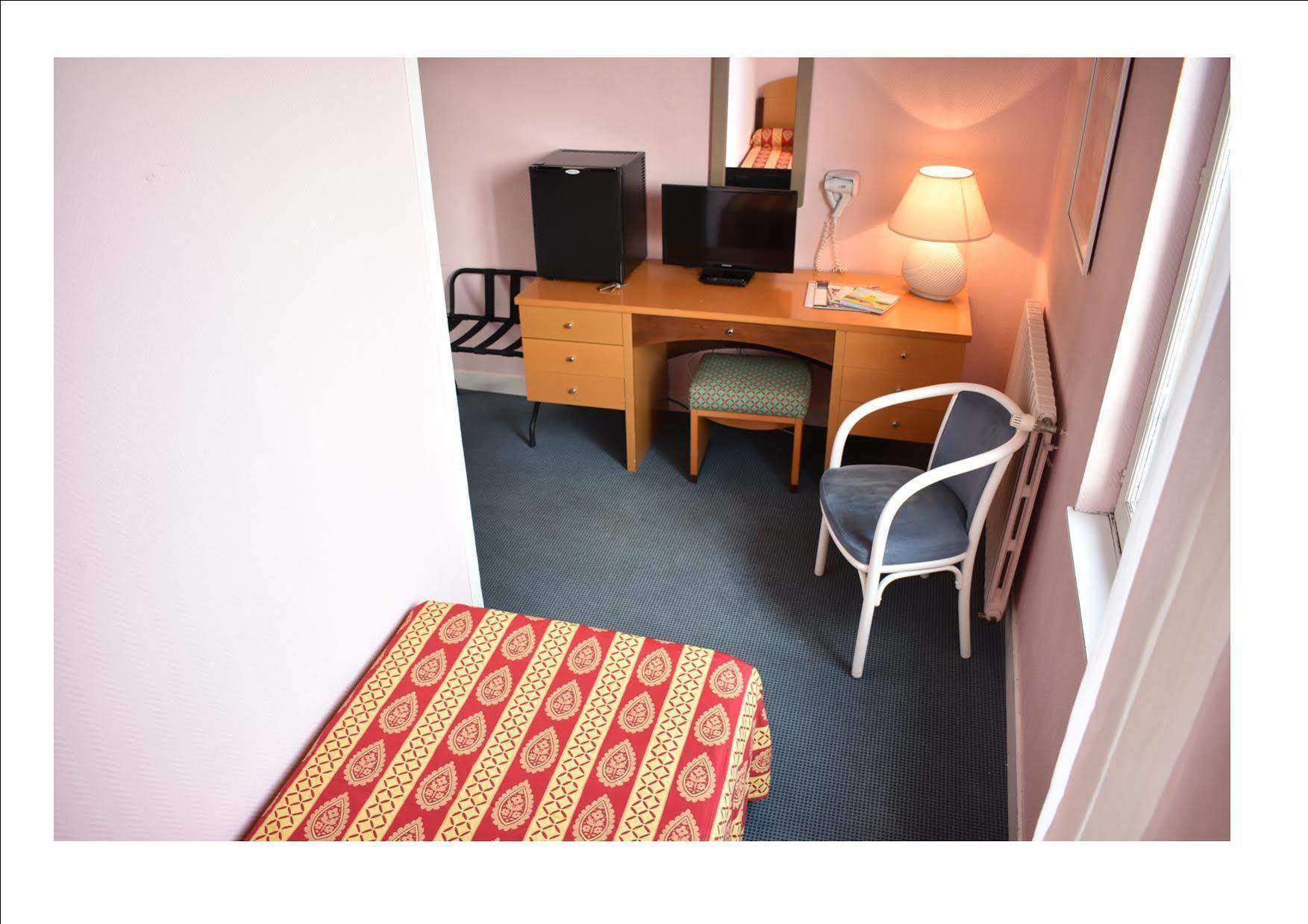 Logis Hotel Saint-Roch Pleumartin Esterno foto