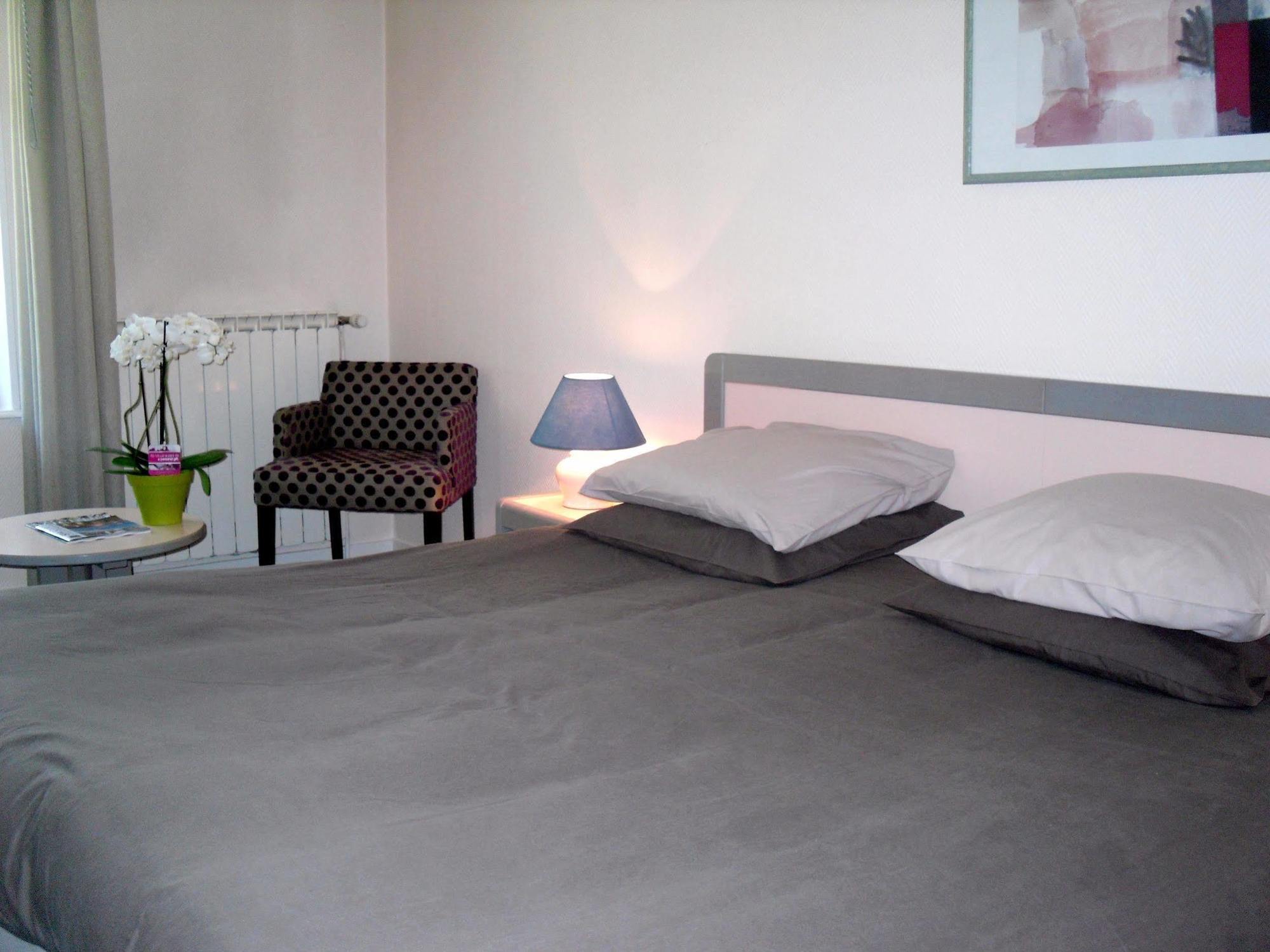 Logis Hotel Saint-Roch Pleumartin Esterno foto